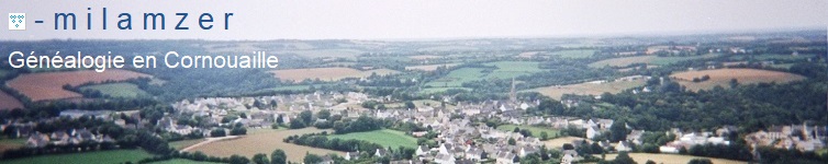 Vue du bourg d'Elliant avec la mer dans la brume  l'horizon